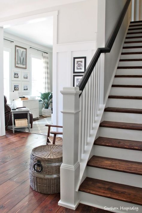 Farmhouse Staircase Railing, Closed Staircase Ideas, Modern Farmhouse Staircase, Farmhouse Staircase, Farmhouse Stairs, Stair Renovation, Interior Stair Railing, Staircase Railing, Staircase Remodel