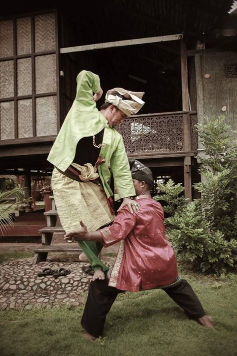 Malay Silat. A martial art practitioner in traditional dress. Otter Man, Photograph Video, Pencak Silat, Human Anatomy Art, Asian History, Thai Art, Royal Outfits, Martial Art, Southeast Asian