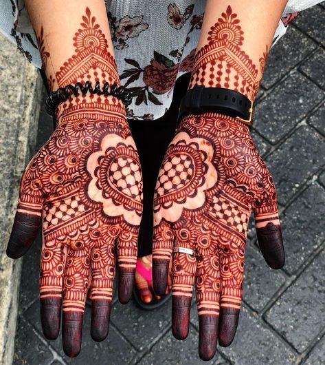 #KHAIRHENNASTAIN  Received a stain shot at it’s peak from my bride!  Using our Natural Henna Cones you can achieve great dark stains! ••• For bookings & enquiries: www.khairhenna.com  Whatsapp: +65 9073 7296 ••• #khairhenna  #khairhennacones #mehndiart #hennainspire #henna #bridalsg #hennasg #sghenna #malaywedding #inaisg #bodyart #singapore #hennadesigns #mehndi #mehndidesigns #kahwinsingapura #dulhan #hennafeatures #inai #hennalookbook #weddingsg #inspire #7enna #hennavideos #lookamillion #hen Henna Cones, Malay Wedding, Natural Henna, Mehndi Art, Dark Stains, Henna Designs, Mehndi Designs, Winter Glove, Hen