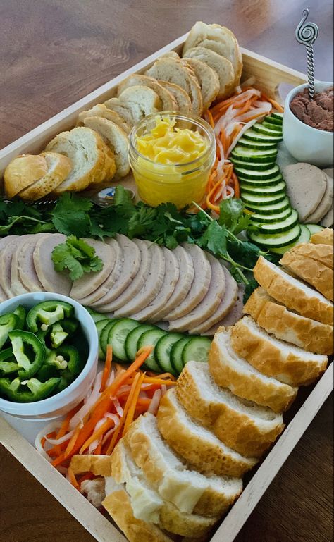 Vietnamese Food Party Tray, Viet Wedding Food, Ramen Charcuterie Board, Vietnamese Food Platter, Vietnamese Catering Food, Vietnamese Buffet Party, Picnic Food Ideas Asian, Asian Food Display, Charcuterie Board Asian