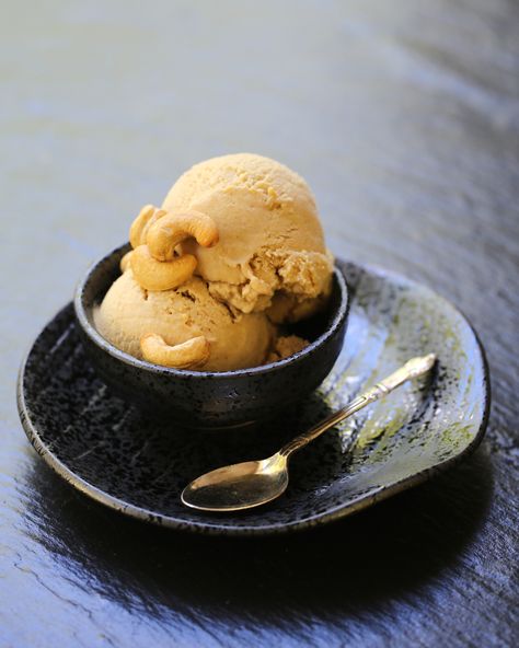 Cardamom Ice Cream, Unique Ice Cream Flavors, Unique Ice Cream, Ice Cream Recipes Machine, Artisan Ice Cream, Dessert Vegan, Chilled Desserts, Tart Dessert, Homemade Ice Cream Recipes