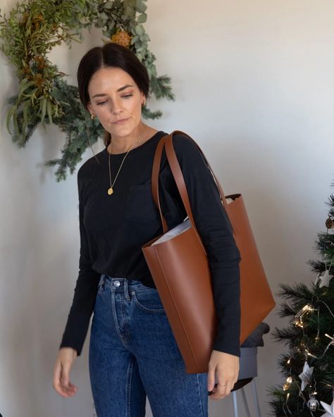 Brown Tote Bag Outfit, Shopper Bag Outfit, Leather Tote Bag Outfit, Brown Bag Outfit, Everlane Bag, Red Ootd, Bag For College, Tote Bags For College, Tote Bag Outfit