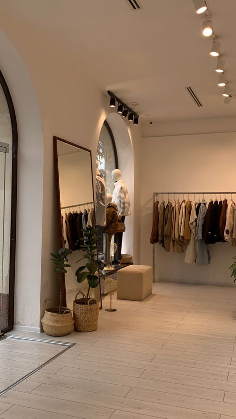 Clothing Shop Ideas Boutiques, Fancy Boutique Interior, Aritzia Store Interior, Fitting Room Design Retail, Cloth Shop Interior Design Small Spaces, Scarf Shop Design, Clothing Store Interior Design Ideas, Small Showroom Ideas, Fitting Room Ideas Boutique