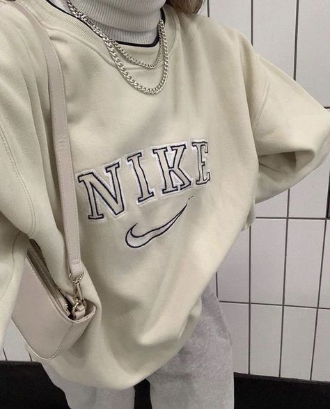 Rok Outfit, Outfit Minimalist, Nike Sweats, Nike Sweatshirt, 90s Outfit, School Looks, Mode Inspo, 가을 패션, Outfits Casual