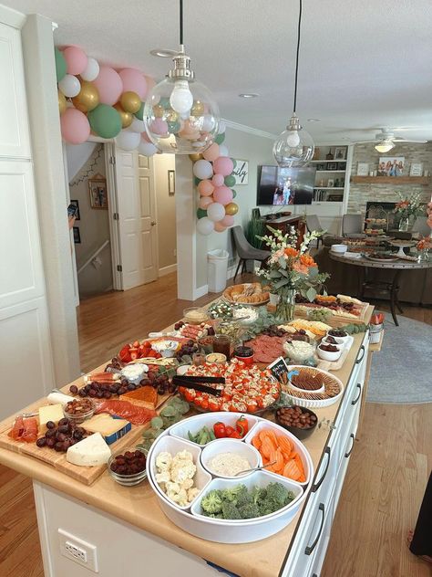 graduation
party
food
charcuterie boards Kitchen Dinner Ideas, Cheap Graduation Party Ideas, Party Dinner Ideas, Hosting Christmas Party, High School Graduation Party Ideas, Grad Party Food, Dinner Ideas For Family, Grad Party Theme, Graduation Brunch