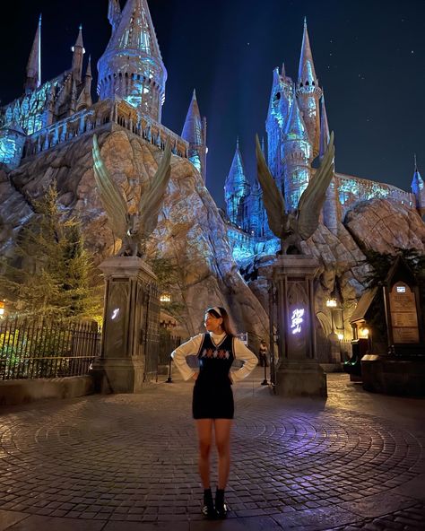 Wizarding World Of Harry Potter Pictures, Universal Studios Poses, Universal Studios Hollywood Picture Ideas, Harry Potter Studios London Outfit, Harry Potter World Photo Ideas, Universal Studios Orlando Photo Ideas, Harry Potter World Outfit Summer, Universal Hollywood Outfit, Universal Studios Orlando Instagram