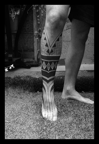 Lalo's leg tattoos same on both legs Tato Maori, Tattoo Diy, Borneo Tattoo, Filipino Tattoos, Maori Tattoos, Native Tattoos, Maori Tattoo Designs, Samoan Tattoo, Leg Tattoo Men