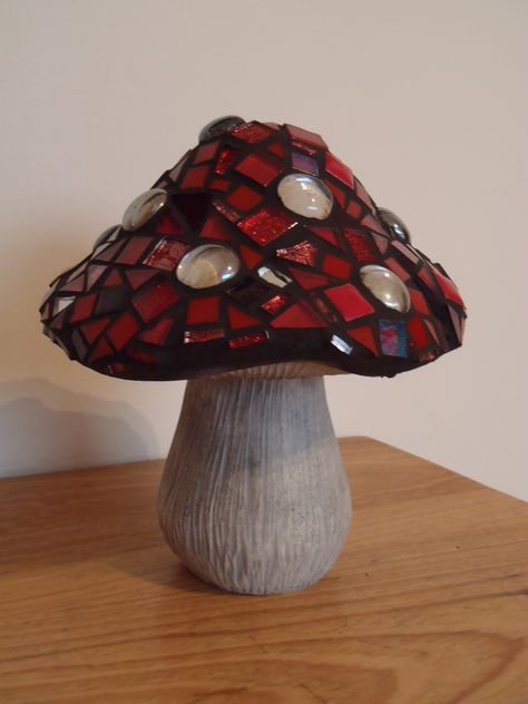 Mosaic mushroom for the garden Mosaic Bench, Mosaic Rocks, Bench Chair, Mosaic Garden Art, Mosaic Madness, Concrete Crafts, Concrete Art, Mosaic Garden, A Present