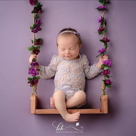 Newborn Swing Photography, 2months Baby Photoshoot Ideas, Diy Newborn Photography Props, Photo Bb, Diy Newborn Photography, Mother Baby Photography, Baby Milestones Pictures, Foto Newborn, Monthly Baby Pictures