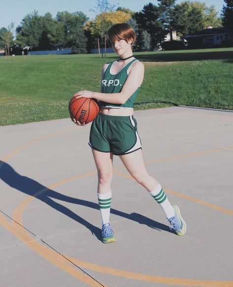 Rebecca Chambers Cosplay, Rebecca Chambers, Resident Evil Girl, Resident Evil Game, Female Pose Reference, Girl Short Hair, Body Poses, Cute Cosplay, Pose Reference Photo