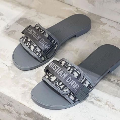 Dior Slippers, Club Baddie, Going Out Outfits Night, Bag Christian Dior, Outfits Nightclub, Casual Night Out Outfit, Couture Dior, Christian Dior Bag, Summer Night Outfit