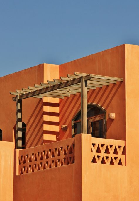 Balcony design ideas. Modern Nubian Architecture. El-Gouna, Egypt. #360DegreesAroundEgypt #ShareYourExperience #Nubian #Architecture Modern Nubian Architecture, El Gouna Aesthetic, Nubian Architecture Modern, Aswan Egypt Architecture, Nubian Aesthetic, Modern African Architecture, African Architecture Modern, Balcony Design Ideas Modern, Nubian Design