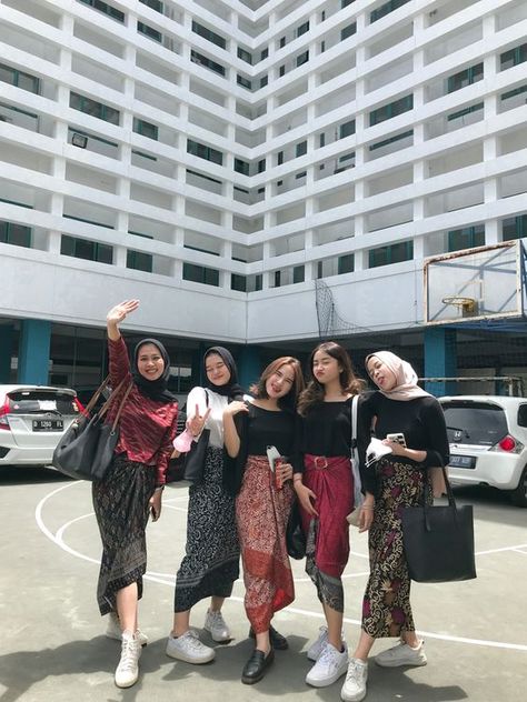 Check out our comprehensive guide to staying stylish and on-trend with the OOTD hijab fashion. From classic to edgy, we've got you covered! Outfit Perpisahan Sekolah Hijab, Outfit Rok Batik, Outfit Wisuda Pacar, Jawa Pride, Outfit Ke Kampus, Outfit Kebaya, Ootd Campus, Kebaya Outfit, Style Hijab Casual