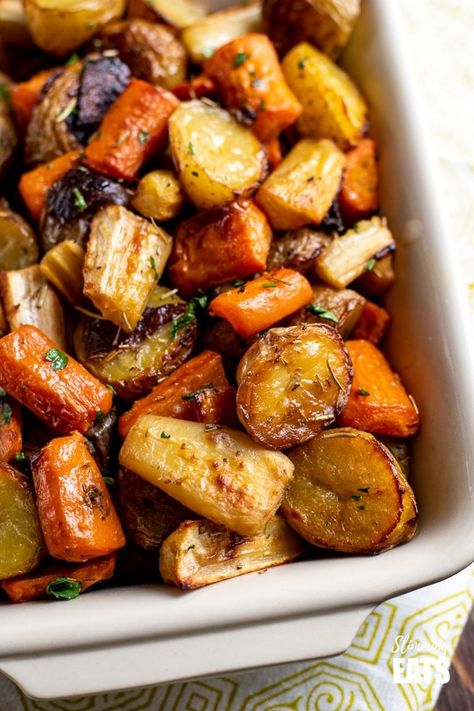 Parsnip Recipes, Rosemary Roasted Potatoes, Roasted Vegetable Recipes, Veg Dishes, Roast Dinner, Potato Wedges, Veggie Side Dishes, Healthy Delicious, Parsnips