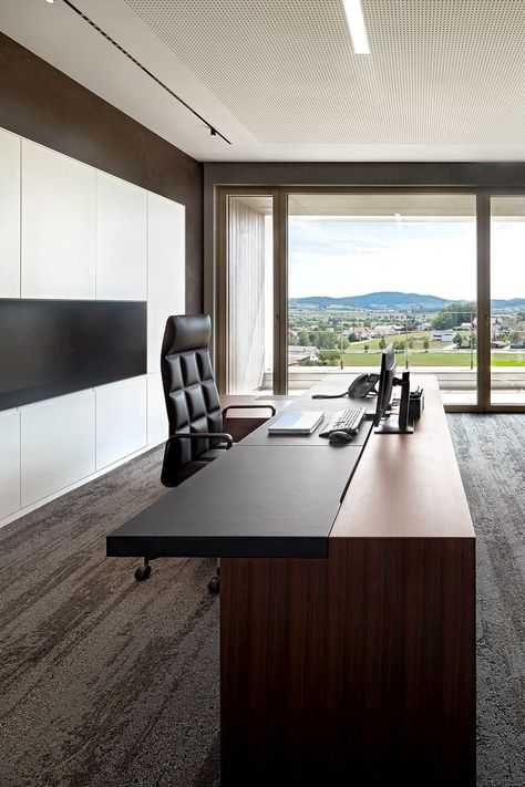 The spacious desk’s architecture made for management offices wins with clarity. With its powerful aesthetics, the streamlined proportions generate an impressive aura. For vision and trust on C level. Photo: Petra Kellner, Amberg #furniture #interior #luxuryinteriors #luxuryfurniture #design #moderndesign #modernism #madeingermany #executive #desk #office #work Executive Desk Office, Office Room Design, Luxury Office Furniture, Executive Office Furniture, Walter Knoll, Office Plan, Modern Office Design, Luxury Office, Desk Office