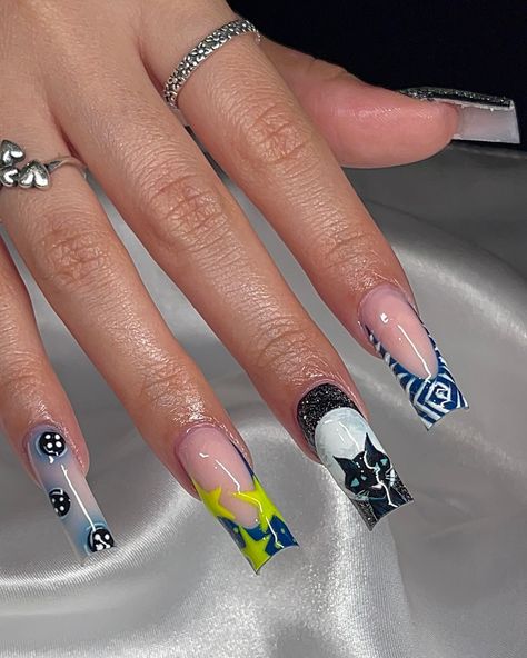 Coraline nails freestyle 🪡🖤 #spooky #nails #spookynails #houston #houstonnails #houstonnailtech #coraline #halloween #halloweennails #book #explore #explorepage #nailinspo #nailsnailsnails #nailinsporation Coraline Nails Acrylic, Valentines Nails French, Coraline Nails, Nail Inspo Hello Kitty, Duck Nails Short, French Tip Nails Pink, Azul Nails, Nails Sanrio, Nails Freestyle