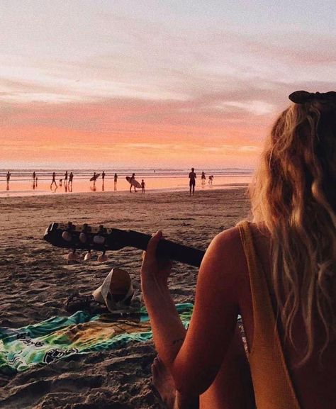 Palying guitar sunset beach Madisoncore Aesthetic, Guitar Sunset, Surf Aesthetic, Golden Colorado, Easy Video, Music Aesthetic, Surfer Girl, Summer Photos, Sunset Beach