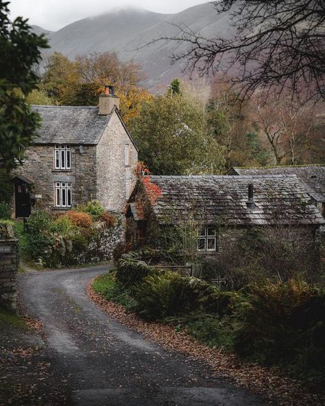 Autumn Lake District, Avengers Oc, Cookies Packaging, Lake District England, Cotswolds England, English Cottages, Uk Trip, Cottage Lake, Genius Loci