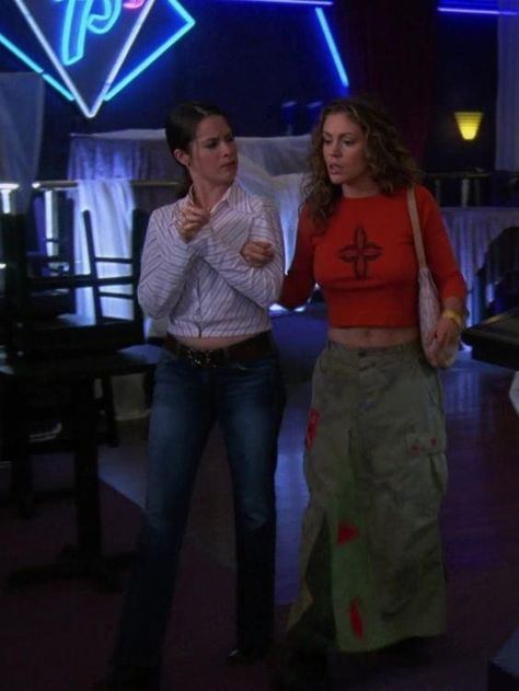 Halliwell Sisters Outfits, Charmed Style 90s, Charmed 90s Outfits, Charmed Tv Show Fashion, Charmed Outfits 90s Season 1, Charmed Fashion Tv Show, Charmed Outfits 90s Phoebe, Phoebe Halliwell Aesthetic, Charmed Phoebe Outfits