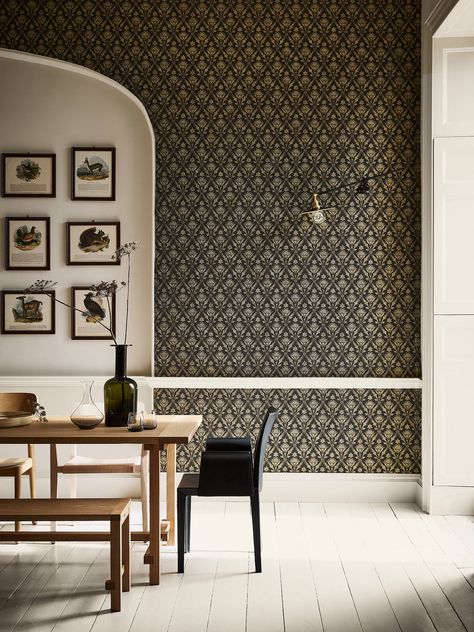 Modern Wallpaper Accent Wall, Kitchen Wallpaper Design, How To Wallpaper, Victorian Town, Tapete Gold, London Wallpaper, Portland Stone, Town Houses, Victorian Wallpaper