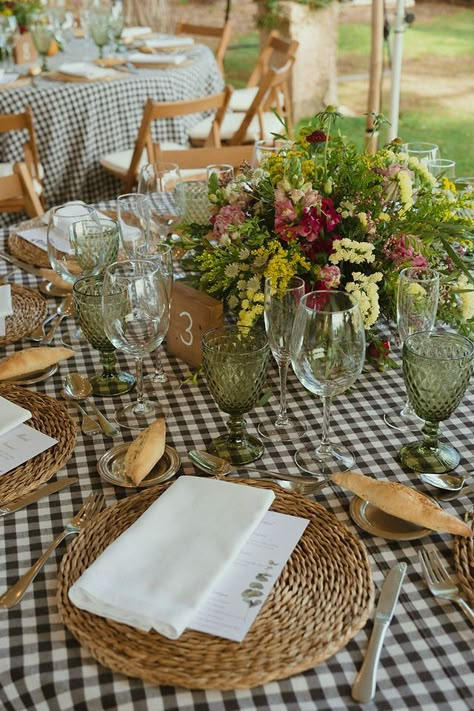 Backyard Wedding Reception Food Ideas, Printed Tablecloth Wedding, Gingham Wedding Table, Gingham Tablecloth Wedding, Round Table Decor Wedding, Family Style Wedding Dinner, Picnic Wedding Ideas, Picnic Table Wedding, Gingham Table Cloth