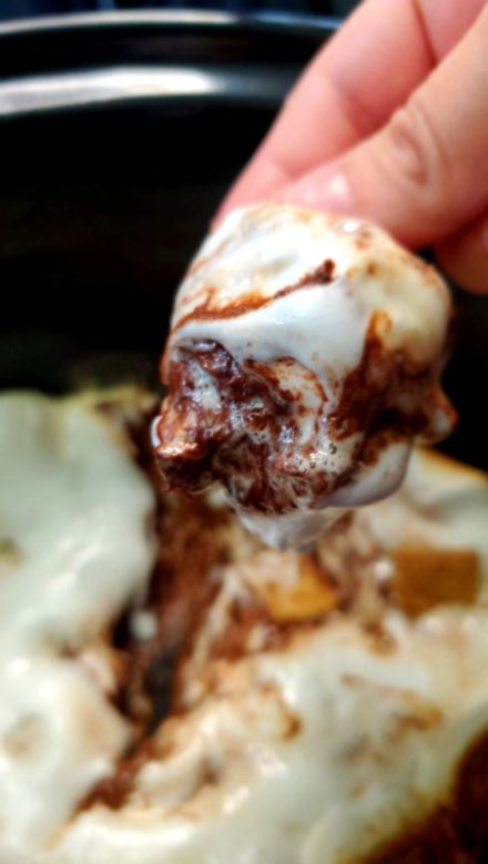 Slow Cooker S'mores Dip Smore Dip Crockpot, Crock Pot Smores Dip, Tailgate Food Sweets, Dips In The Crockpot, S’more Dip Crockpot, S’mores Crockpot, S’mores Dip Crockpot, Slow Cooker Smores Dip, Dips To Make In Crockpot