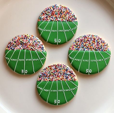 Football Field Cookies, Volleyball Snacks, Football Sugar Cookies, Flight Food, Super Bowl Cookies, Big Cookies, Royal Icing Cookies Recipe, Sports Cookies, Cookies Fall