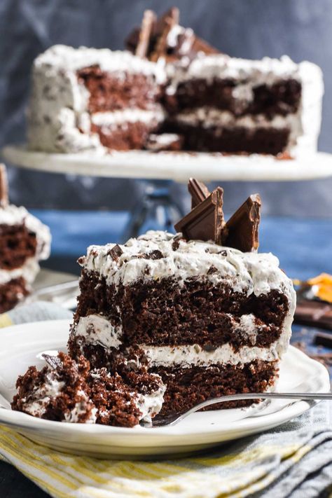 This Chocolate Candy Bar Cake starts with a fluffy chocolate cake layered with the fluffiest whipped frosting studded with your favorite candy bars! Chocolate Bar Cakes, Candy Bar Cake, Chocolate Candy Recipes, Whipped Frosting, Easy Halloween Food, Chocolate Candy Bar, Best Chocolate Cake, Chocolate Chunk Cookies, Chocolate Cake Mixes