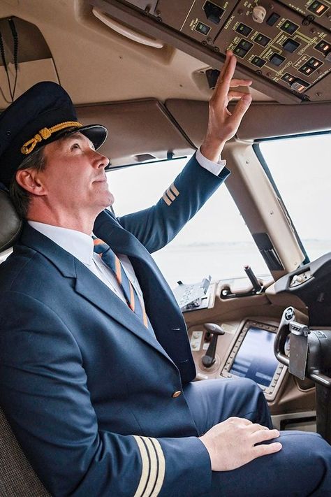 You probably won't see many airline pilots with big, bushy beards. Here's the real reason why airline pilots can't have beards. Patchy Beard, Commercial Pilot, Airline Pilot, Cargo Airlines, Clean Shaven, Portfolio Inspiration, Crew Members, Cabin Crew, American Airlines