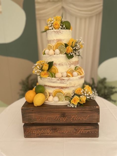 Wedding Cake Eucalyptus, Lemon Wedding Cakes, Orange Wedding Cake, Citrus Theme, Kitchen Bridal Shower, Lemons And Limes, Summer Wedding Cakes, Charming Wedding, Candied Lemons