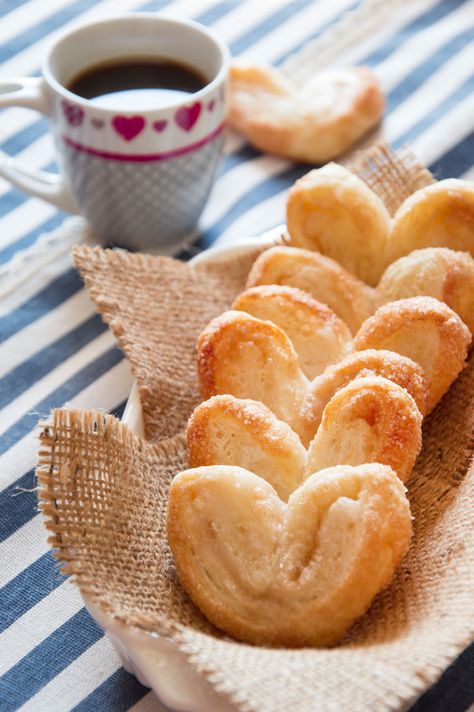 Heart Shaped Puff Pastry, Heart Shaped Pastries, Pastry Hearts Recipe, Heart Pastries, Valentines Pastries, Heart Pastry, Pastry Hearts, Cinnamon Pastry, Valentine's Breakfast