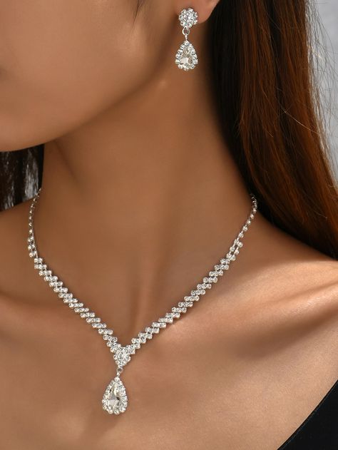 Bride Accesories Jewelry, Necklace For Prom Dress, Wedding Outfit Accessories, Silver Rhinestone Jewelry, Silver Jewelry For Wedding, Expensive Silver Necklace, Pretty Necklaces Silver, Wedding Jewelry Aesthetic, Formal Necklace Silver