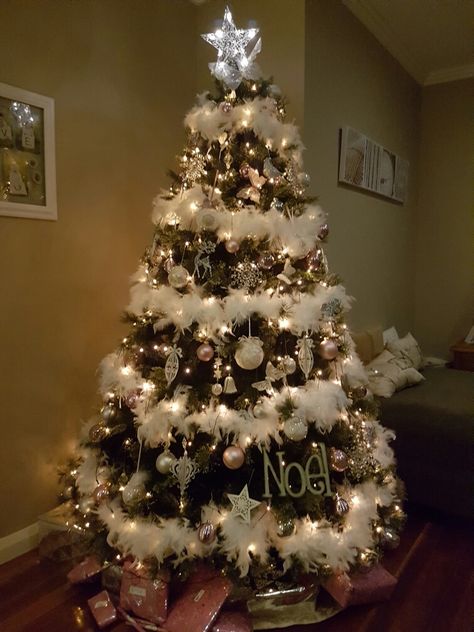 My Feather boa tree at night.. soo pretty Feather Boa Christmas Tree, Christmas Tree Feathers, Feather Christmas Tree, Tree At Night, Rose Gold Christmas Tree, Christmas Tree Inspo, Feather Boas, Pretty Christmas Trees, Pretty Christmas Decorations