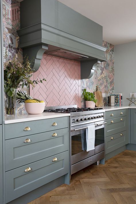 Freestanding Kitchen, New Kitchen Designs, Real Homes, Kitchen Splashback, Pink Kitchen, Kitchen Wallpaper, Grey Kitchen, Kitchen Diner, Green Kitchen