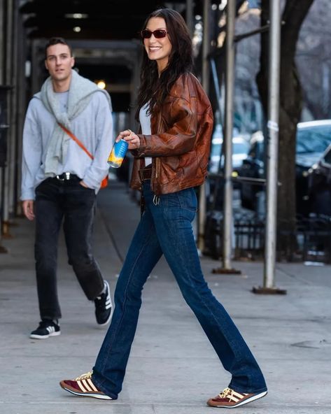 Bella Hadid Tumblr, Burgundy Adidas, Burgundy Sneakers, Adidas Sl 72, Fashion Trend Forecast, Look Adidas, Bella Hadid Outfits, Bella Hadid Style, Outfit Mujer