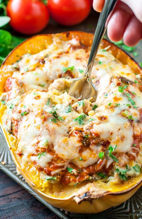 This easy Cheesy Vegetarian Spaghetti Squash Lasagna is a tasty low-carb and gluten-free alternative to traditional lasagna that is sure to satisfy all your comfort food cravings! Spaghetti Squash Lasagna, Vegetarian Spaghetti, Squash Lasagna, Traditional Lasagna, Paleo Crockpot, Spaghetti Squash Recipes, Vegetarian Pasta, Easy Cheesy, Paleo Dinner