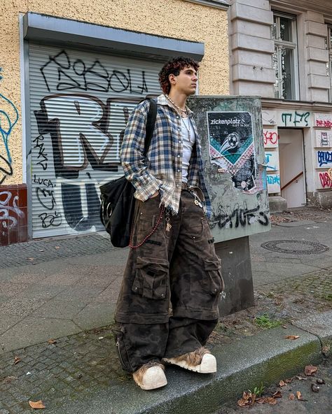 Artsy Outfit Men, Street Pics, Sunny Autumn, Artsy Outfit, Dream Aesthetic, Berlin Fashion, Brown Outfit, October 27, Outfits Men