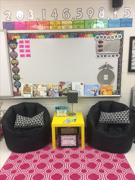 Vip Classroom Ideas, Unique Classroom Furniture, Vip Desk In Classroom, Classroom Countertop Organization, Pre K Classroom Set Up Centers, Classroom Set Up, 5th Grade Classroom Setup, 1st Grade Classroom Set Up, 4th Grade Classroom Setup