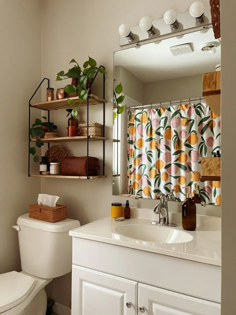 Peach Shower Curtain Bathroom, Small Organized Bathroom, Half Bathroom Theme Ideas, Boho Bathroom Ideas Small Apartment, Bright Colorful Bathroom Ideas, Simple Bathroom Decor Ideas Small Spaces, Functional Bathroom Decor, Small Bathroom Decor Ideas On A Budget, Peach Bathroom Ideas