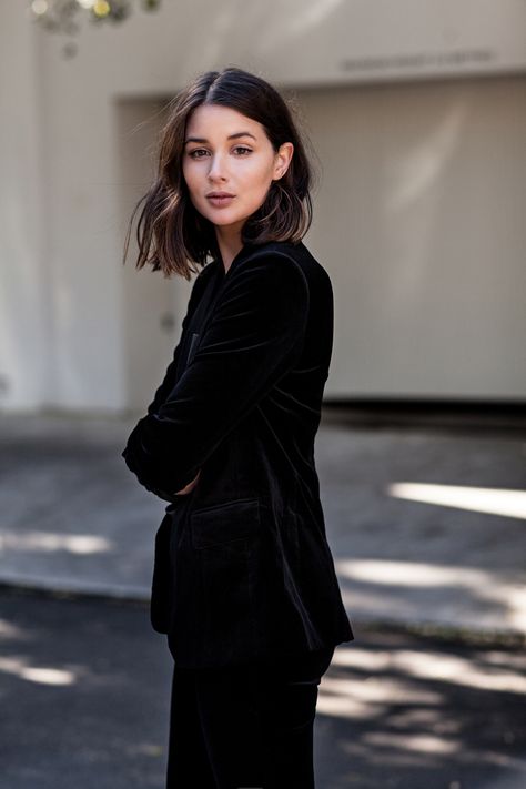 Black Velvet Suit Sara Donaldson, Black Velvet Suit, Chic Minimalista, Perfect Capsule Wardrobe, Velvet Suit, All Black Looks, Style Noir, All Black Outfit, Wardrobe Style