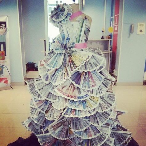 Recycled Gown, Recycled Costumes, Newspaper Dress, Soda Can Art, Paper Dresses, Paper Clothes, Recycled Dress, Thrift Store Refashion, Dress Card