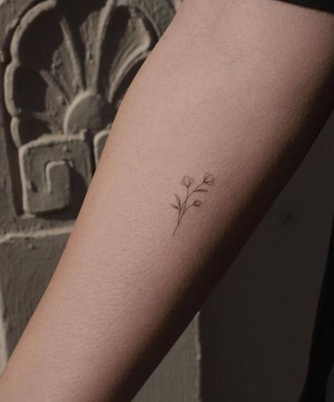 3 Tiny Flower Tattoo, Fineline Small Flower Tattoo, Thinline Flower Tattoo, Grey Fine Line Tattoo, Fine Line Flower Wrist Tattoo, Fine Line Tattoo Ideas With Meaning, Flower Tattoo With Script, Fine Line Aesthetic Tattoo, Flower Micro Tattoo