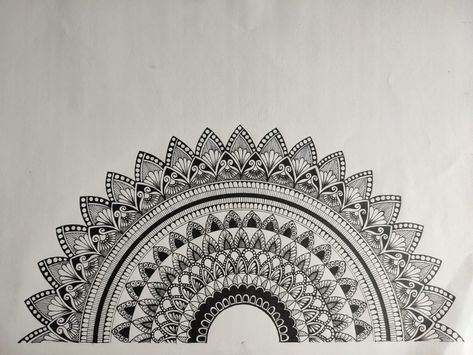 Half Circle Mandala, Circle Mandala, Mandela Art, Mandala Art Therapy, Mehndi Art Designs, Mandala Art Lesson, Zentangle Drawings, Mehndi Art, Half Circle