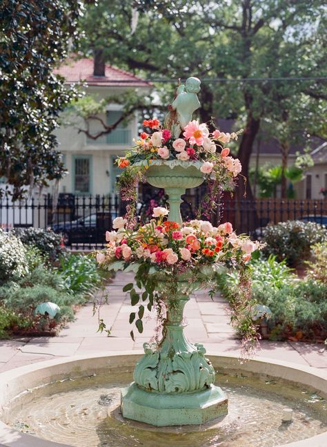 I went searching for the history behind the trend of flowers in fountains and came up short! 🌸💦 Regardless of its origin, I just want to say thank you to whoever started it because I love it SO MUCH! This particular arrangement at Derbes Mansion is definitely a favorite. Let Doris Ione bring this enchanting floral touch to your wedding or event. Wedding Fountain Flowers, Derbes Mansion, Fountain Flowers, Wedding Fountain, Flower Party, New Orleans Wedding, Organic Style, Mansion Wedding, Arte Floral