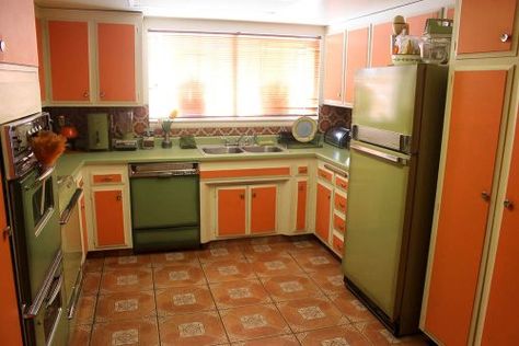 retro-kitchen Las Vegas, 70’s Kitchen, Formica Kitchen, Fantasy Kitchen, Retro Homes, 70s Kitchen, 1970s Kitchen, Quirky Kitchen, Vintage Las Vegas