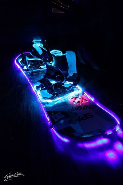 I don't know how you would do this but a light up snowboard would be DEADLY for night rides!!! Apres Ski Outfit, Quote Happy, Snowboarding Gear, Kitesurfing, Snow Sports, Snow Skiing, Break Dance, Snowboards, Extreme Sports