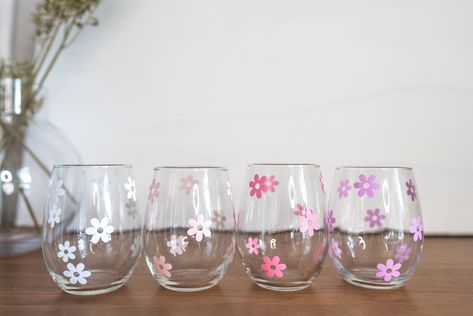 This beautiful custom wine glass is the perfect gift for your bridesmaids or for any special occasion! The glass is adorned with a delicate daisy design, featuring pastel colors and a hint of sparkle. Whether you're proposing to your bridesmaids celebrating a bridal shower, or looking for a personalized gift for a wine lover, this wine glass is sure to put a smile on your recipient's face. The perfect proposal gift, this wine glass can be personalized with your favorite colors and presented in a special box to make it extra special. Make the moment even more memorable with these custom pastel flower daisy wine glasses and bring a little sunshine to the occasion! ⭐️How to order⭐️ 1. Select the color 2. Select your quantity ⭐️Size⭐️ -15oz -4 3/8 inches tall, 2 3/4 inches diameter (top), 2 in Pastel, Bridesmaid Wine, Ways To Propose, Custom Wine Glass, Custom Wine Glasses, Glass Making, Daisy Design, Proposal Box, Host Gifts