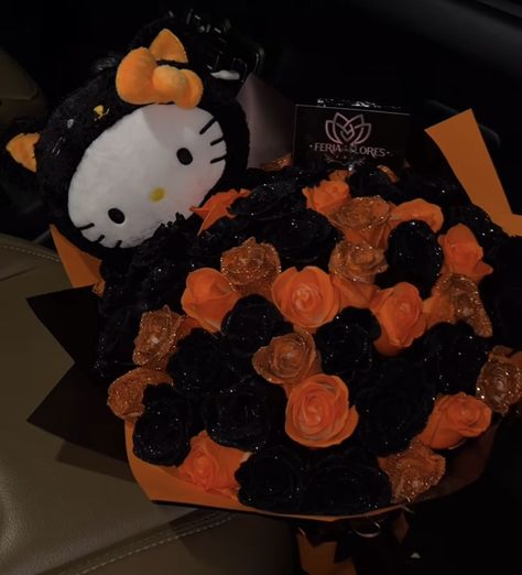 Bouquet Arrangement, Hello Kitty Halloween Bouquet, Diy Spooky Bouquet, Cute Bouquet Ideas, Cute Flowers Bouquet, Eternal Flowers Ideas, Halloween Bouquet Ideas, Halloween Flower Bouquet Ideas, Nightmare Before Christmas Bouquet