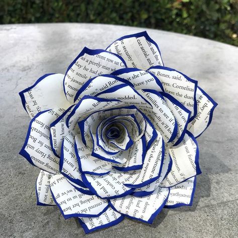 Roses Made Of Book Pages, Book Pages Gifts, Rose Made Of Paper, Paper Flowers Out Of Book Pages, Paper Flowers Book Pages, News Paper Flowers, Crafts With Book Pages, Book Paper Roses, Diy Flowers Paper