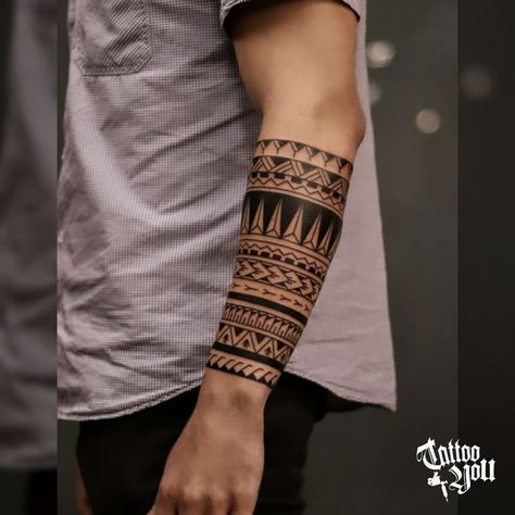 Half Hand Tattoo Men, Half Hand Tattoo, Polynesian Sleeve Tattoo, Leg Band Tattoos, Tato Maori, Armband Tattoos For Men, Tato Flash, Forearm Band Tattoos, Band Tattoo Designs